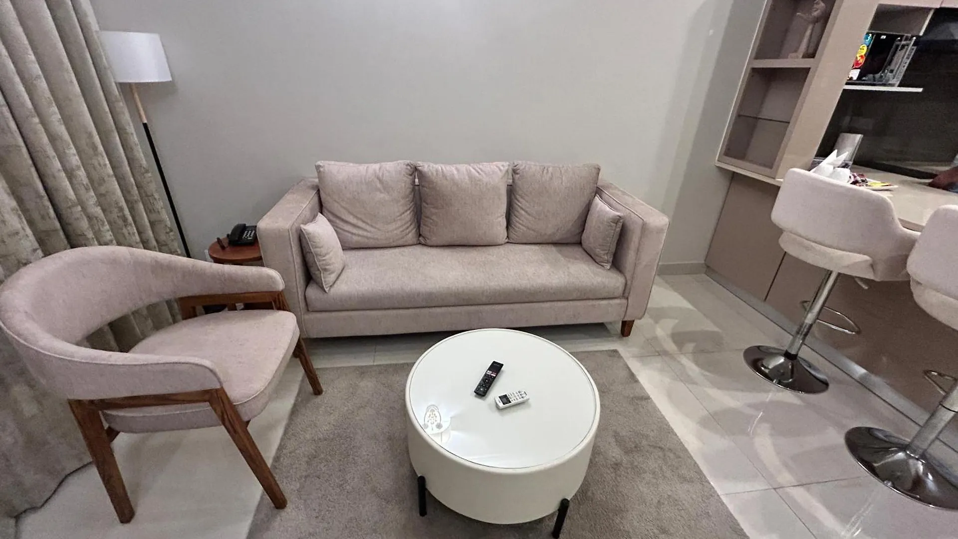 구르가온 Relaxing 1Bhk Retreat With Pool View 아파트 0*,